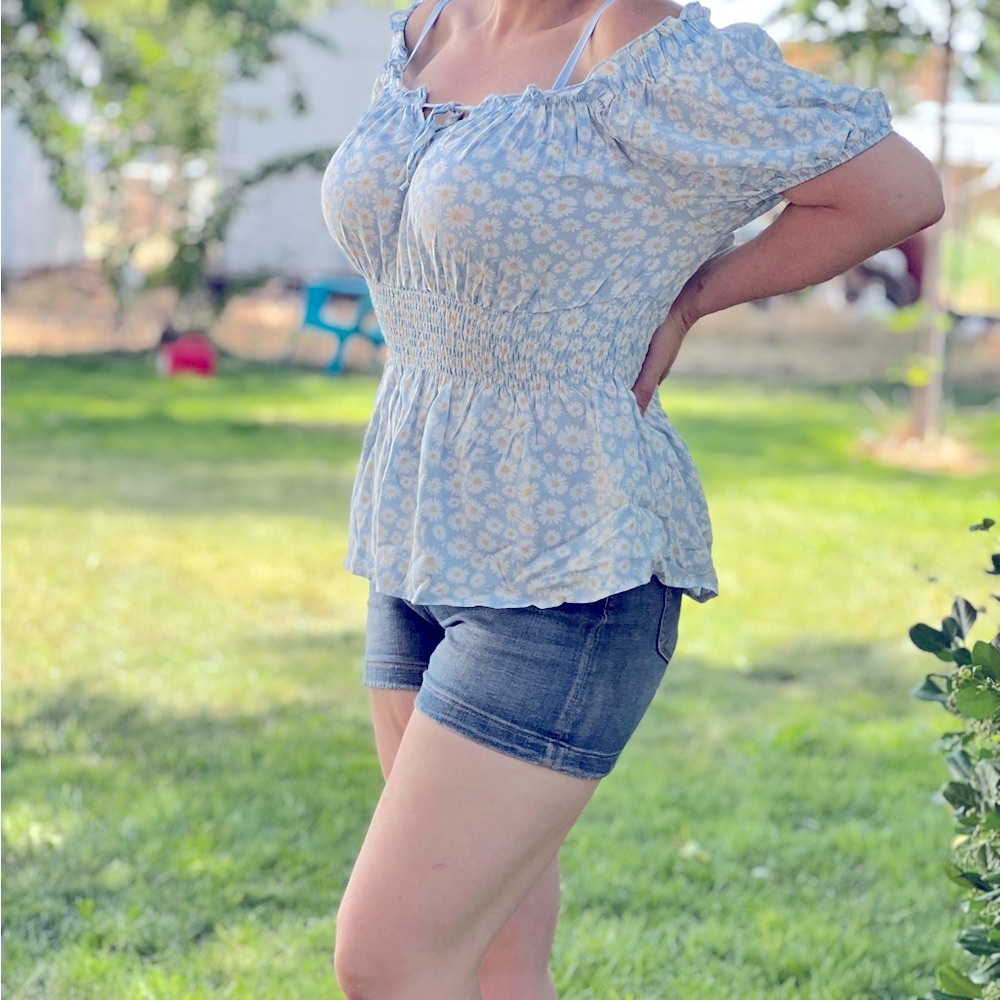 No Boundaries Light Blue Daisy Blouse, Stretchy